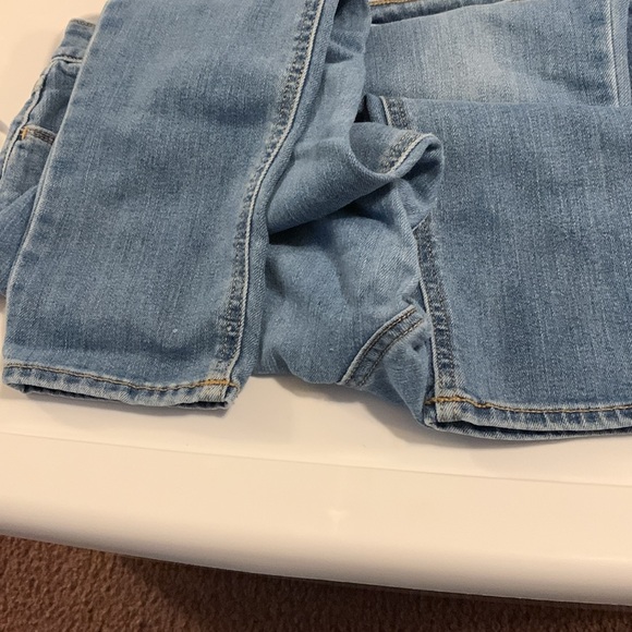 Old Navy Women’s Jeans - Picture 2 of 4